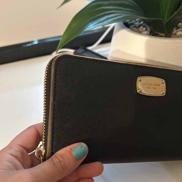 GOLD RIM MICHAEL KORS WALLET - Picture 2 of 4